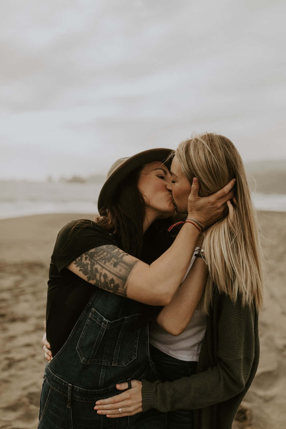 Passionate Embrace On The Shore- Mujeres Lesbianas Wallpaper