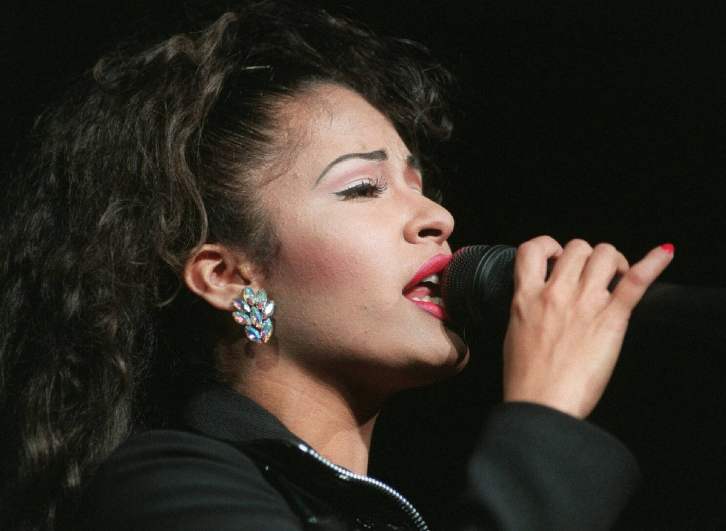 Passionate Musician Selena Quintanilla Wallpaper