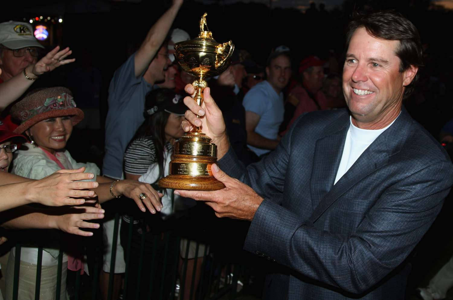 Paul Azinger Showing Trophy To Fans Wallpaper