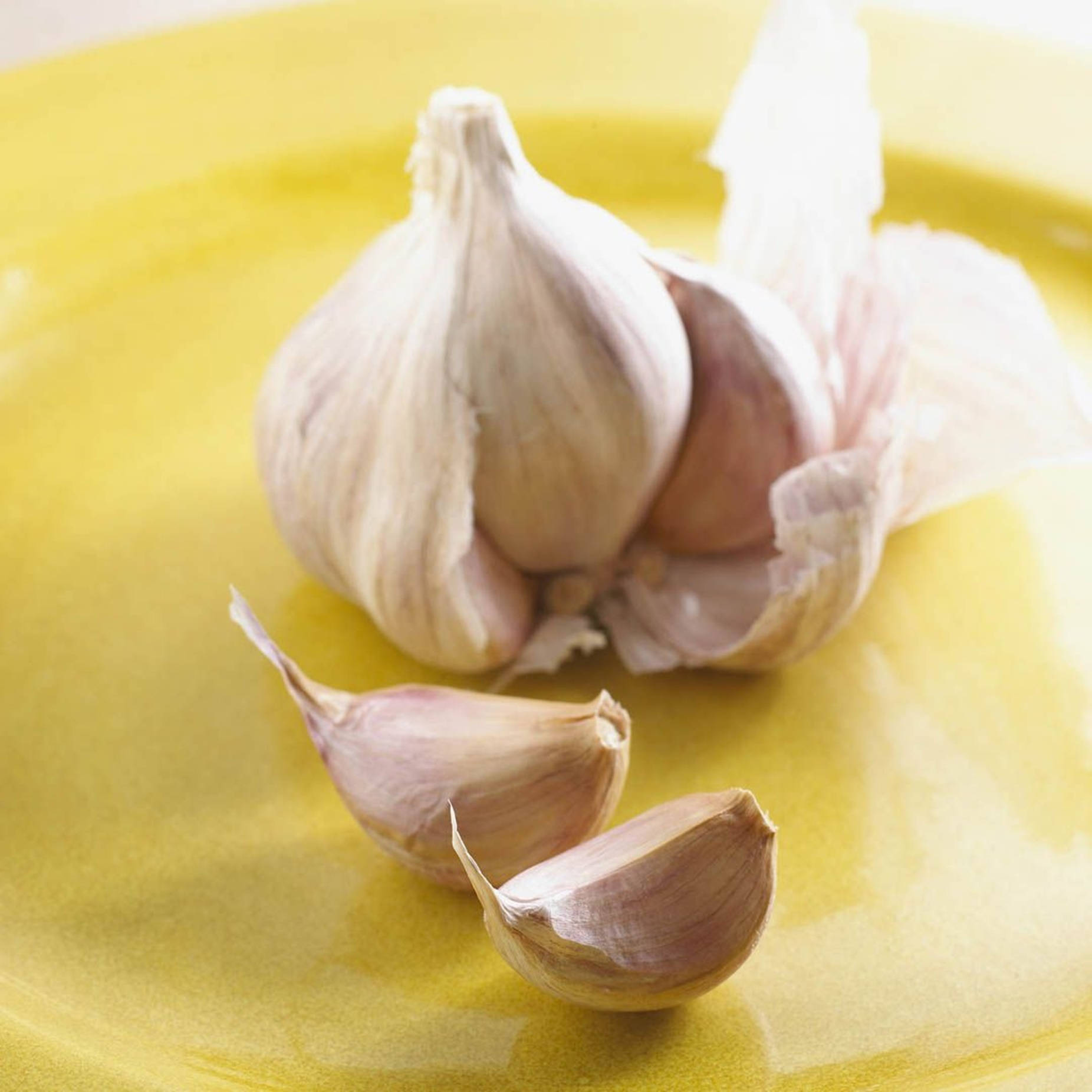 Peeled Garlic Vegetable Herb On Yellow Plate Wallpaper