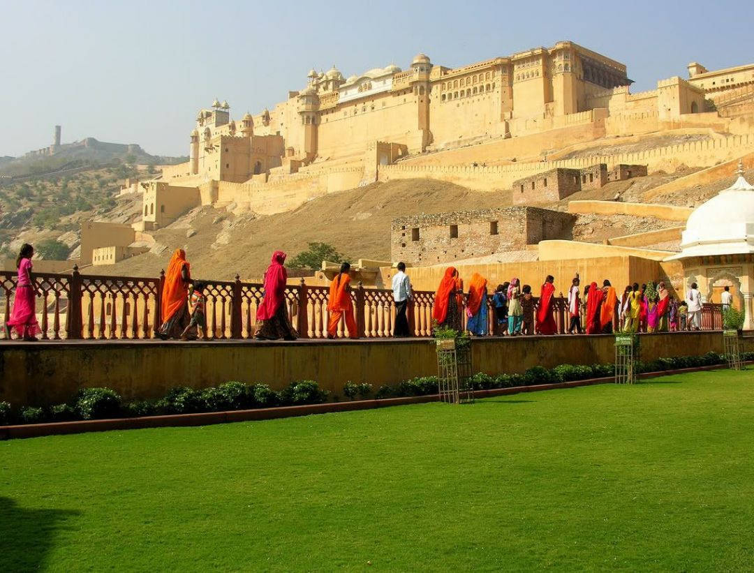 People Walking To Amber Palace Jaipur Wallpaper