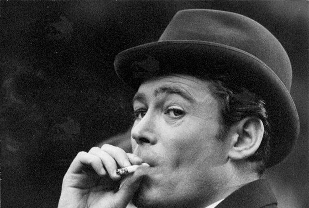 Peter O'toole Smokes On Set Wallpaper