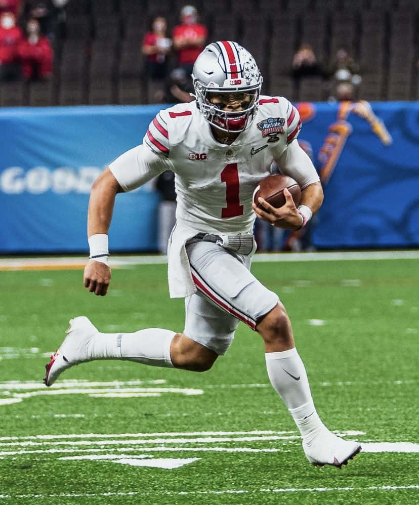 Photo Ohio State Quarterback Justin Fields Defeating Rutgers University Wallpaper