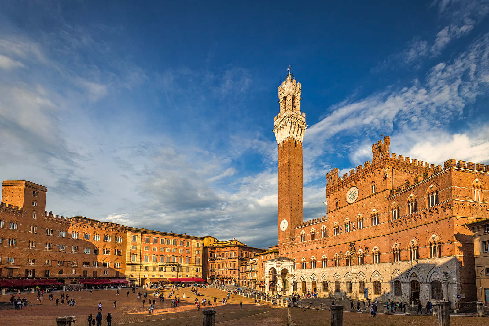 Piazza Del Campo And Tower Of Manja In Siena Wallpaper