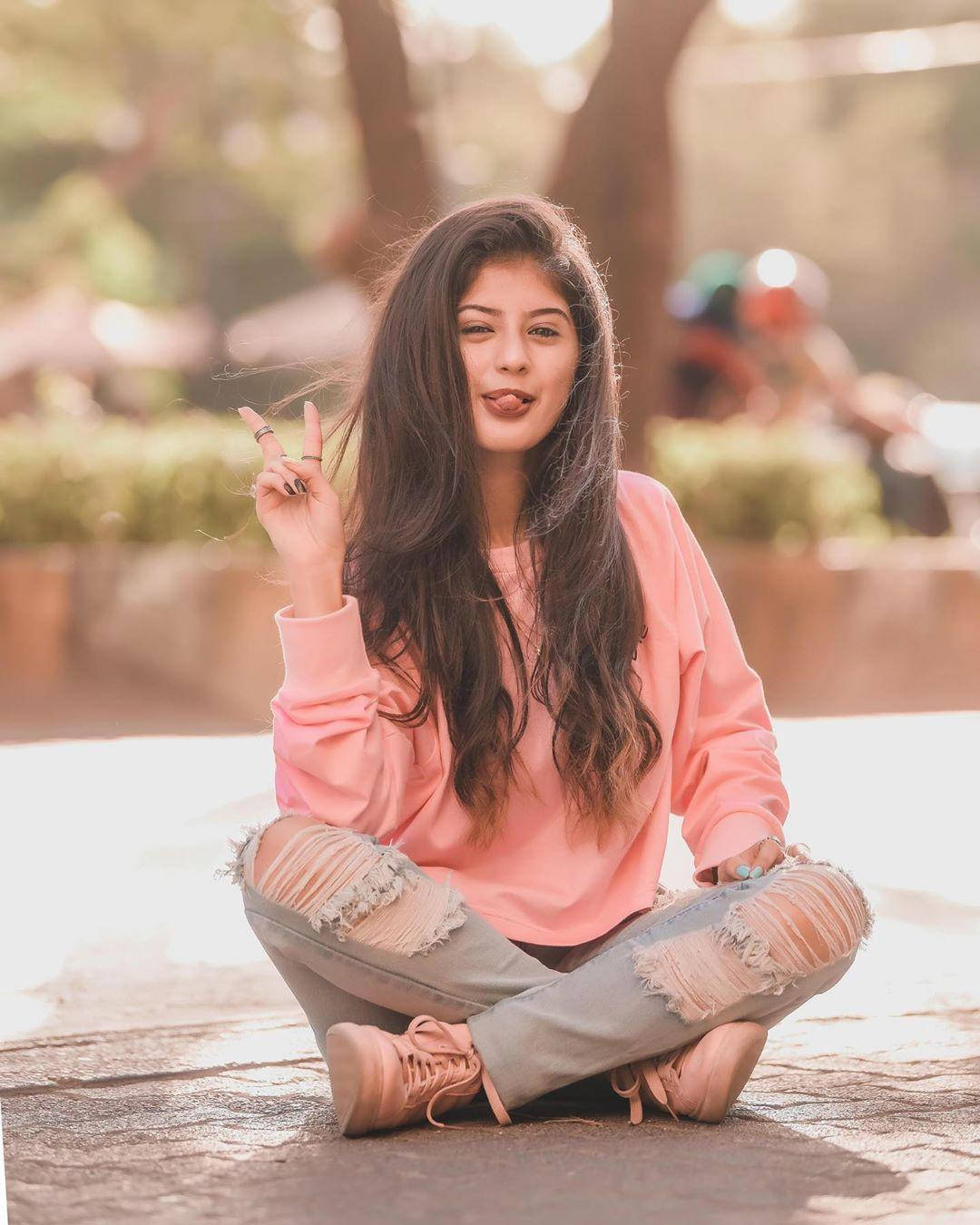 Pink Sweater Arishfa Khan Wallpaper