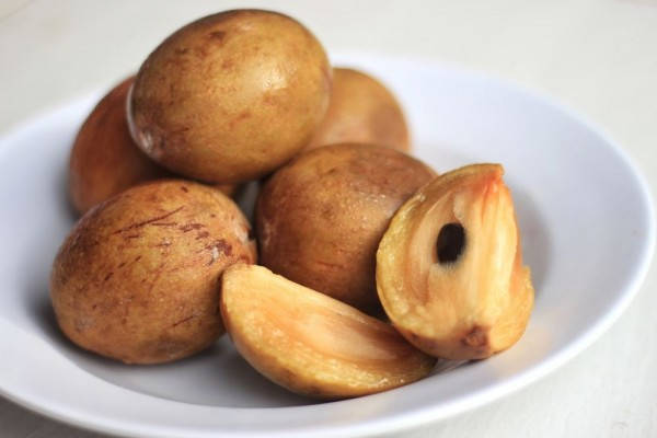 Plate Of Sapodilla Fruits Wallpaper