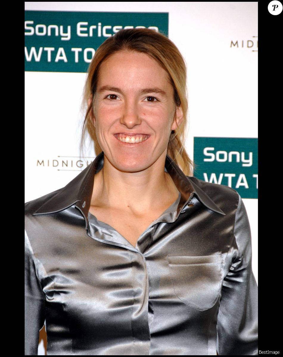 Professional Tennis Player Justine Henin Wallpaper