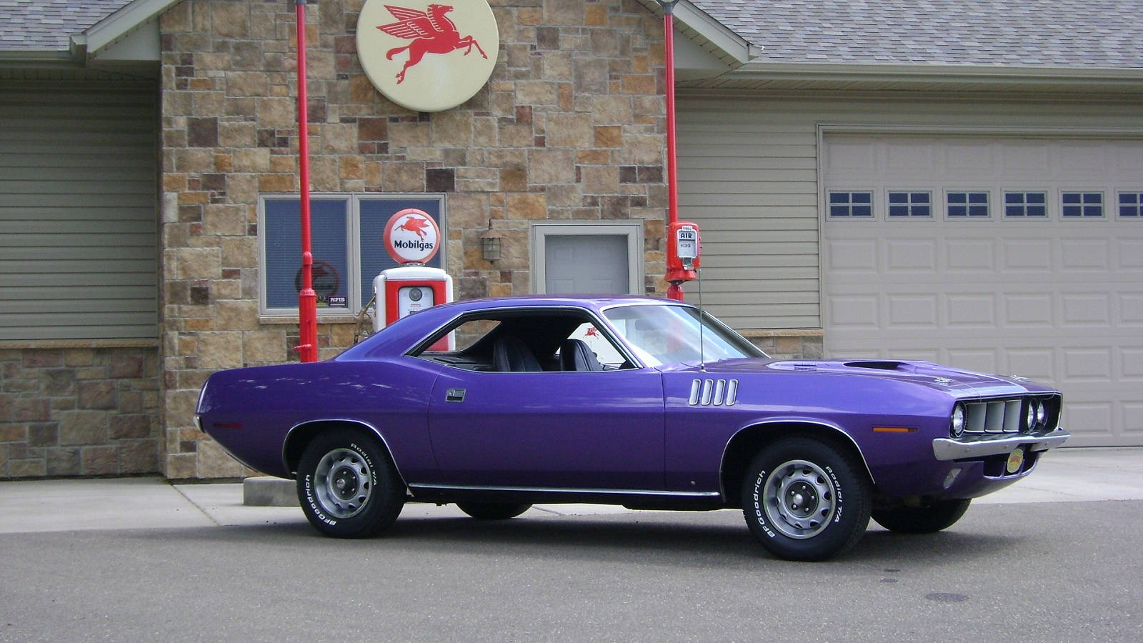 Purple 1971 Plymouth Hemi Cuda Classic Car Wallpaper