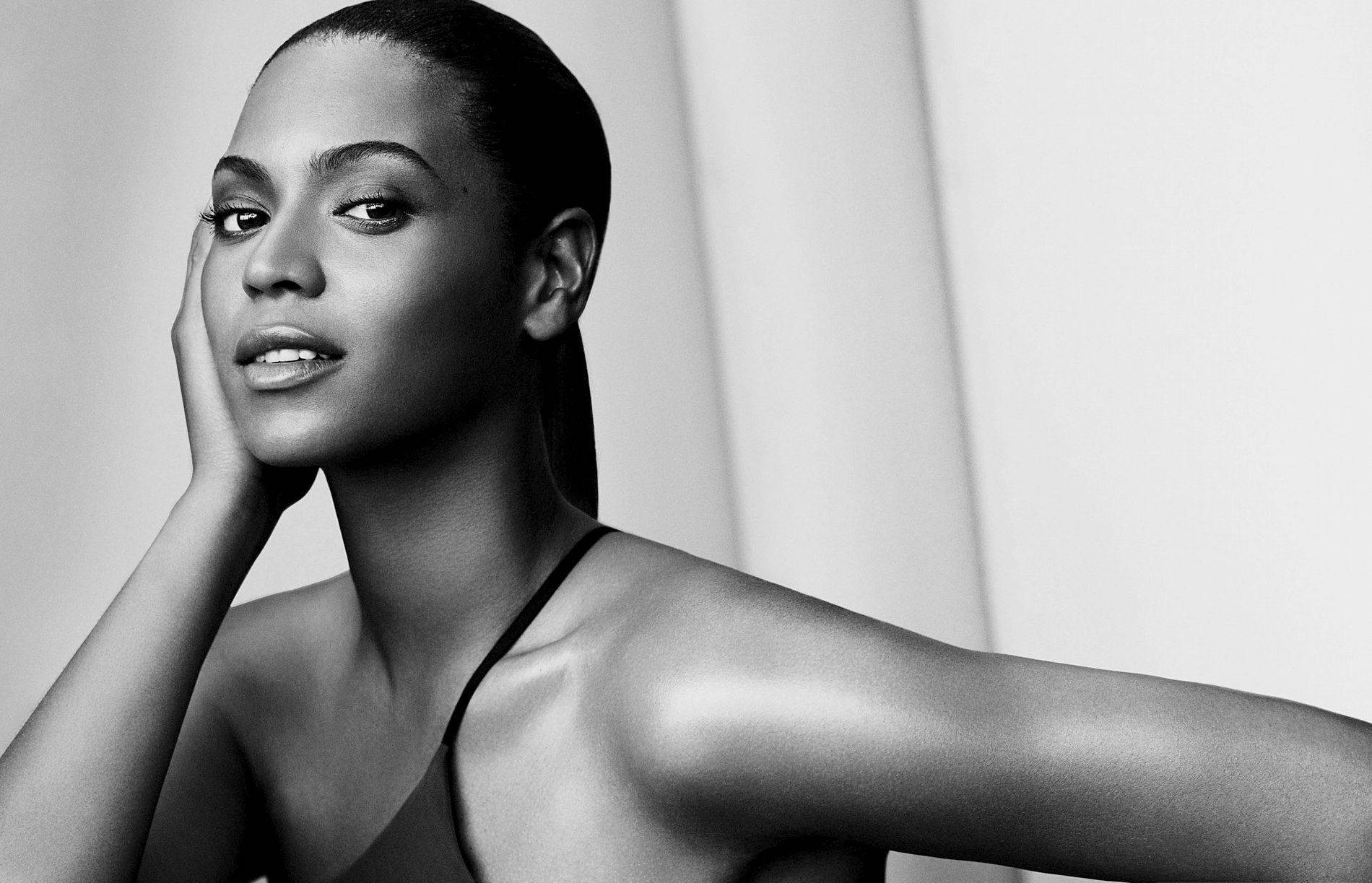 Queen Beyonce Slaying In A Black And White Photo-shoot Wallpaper