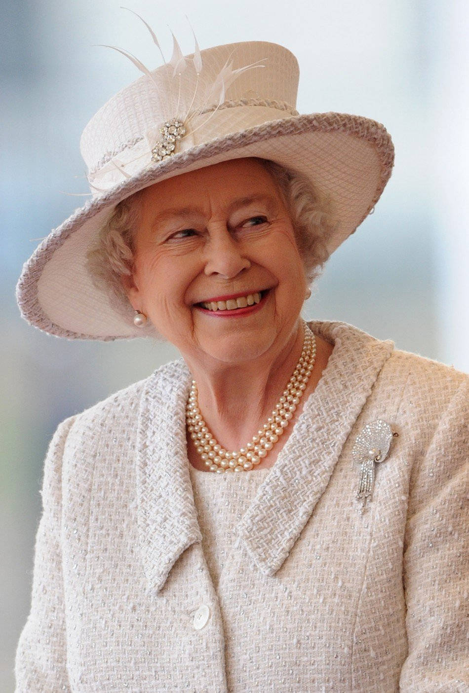 Queen Elizabeth Pearl Necklace Wallpaper