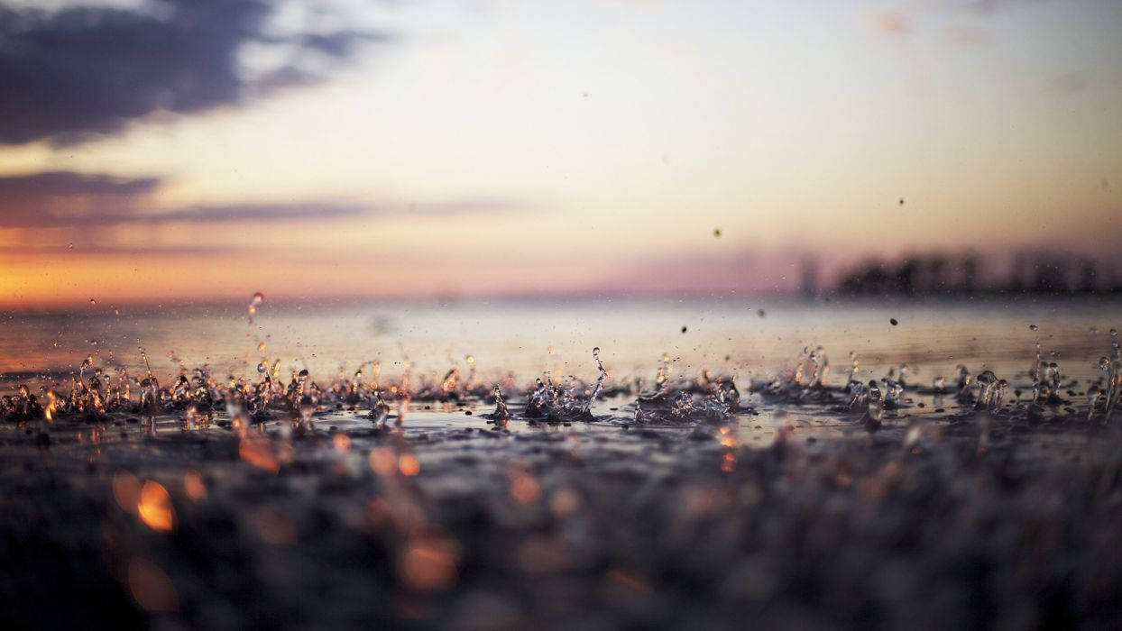 Raindrops Falling On The Shore Wallpaper