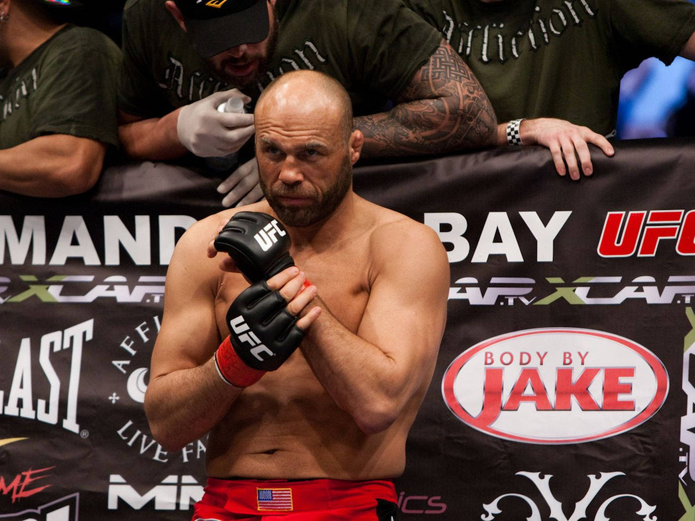 Randy Couture Adjusting Gloves Wallpaper