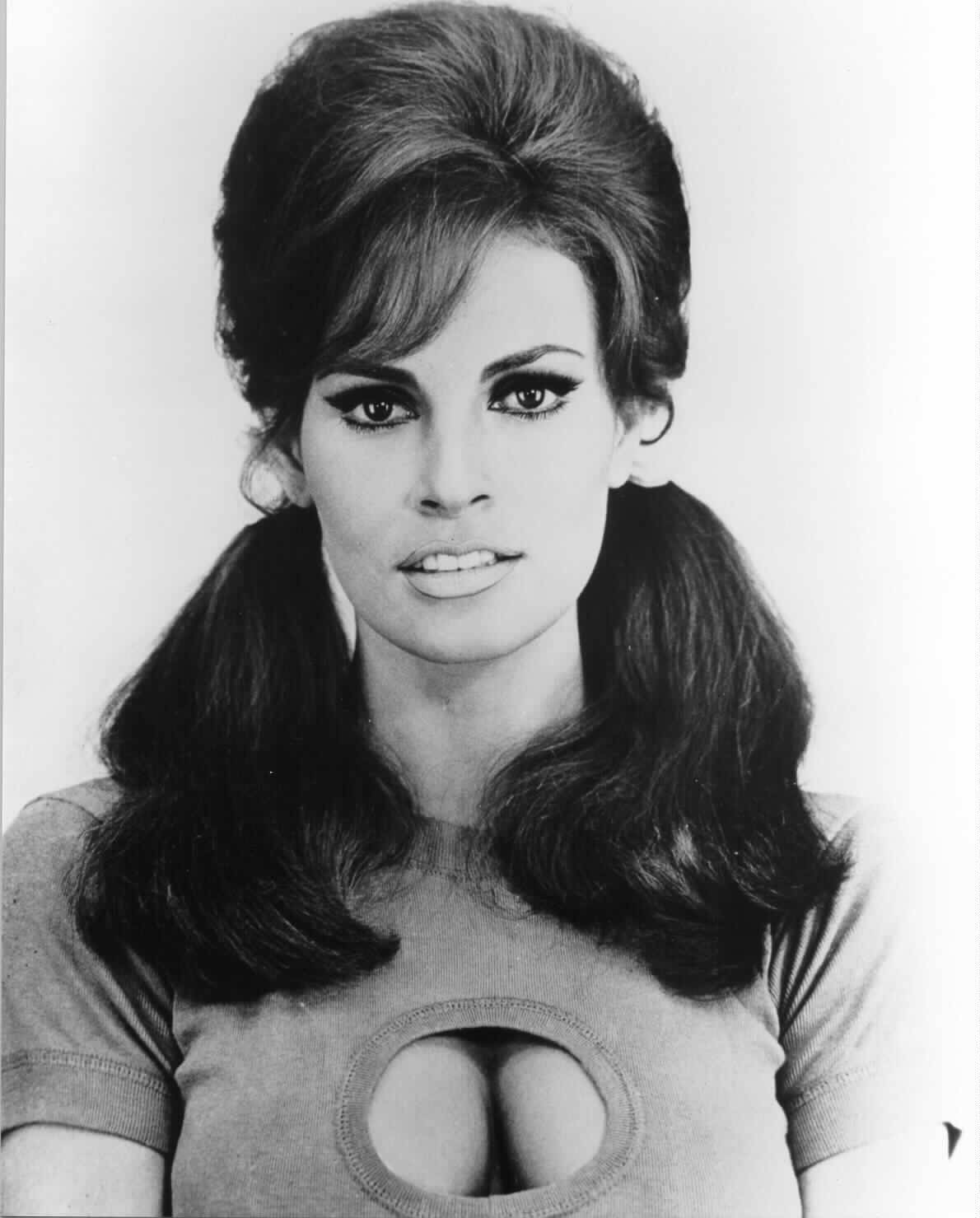 Raquel Welch Black And White Portrait 70s Wallpaper