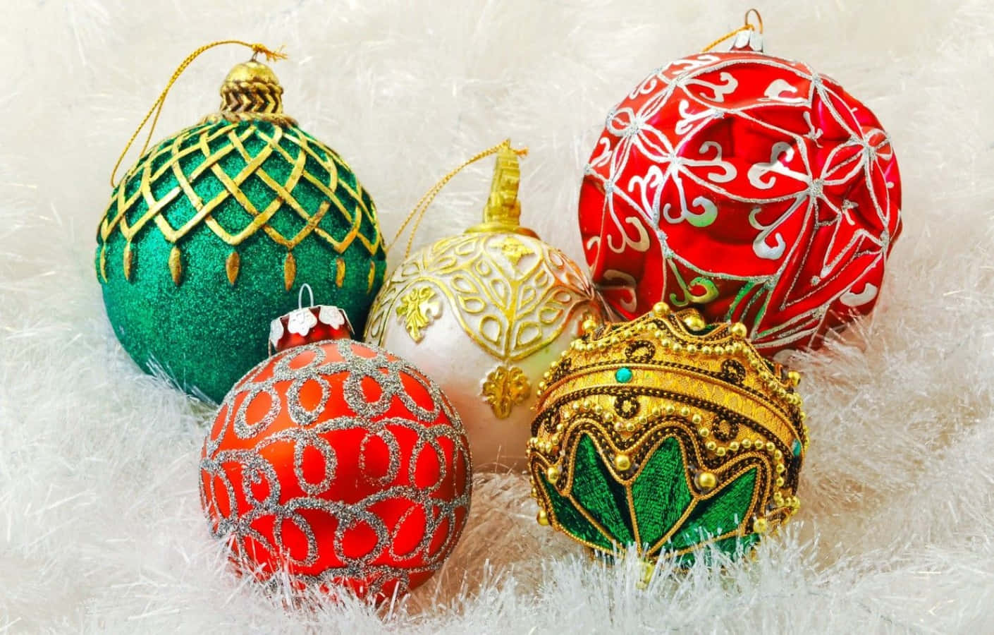 Red And Green Christmas Balls Wallpaper
