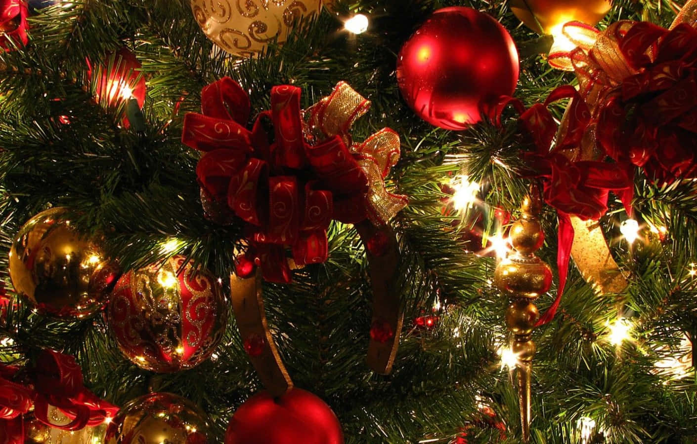 Red And Green Christmas Tree Wallpaper