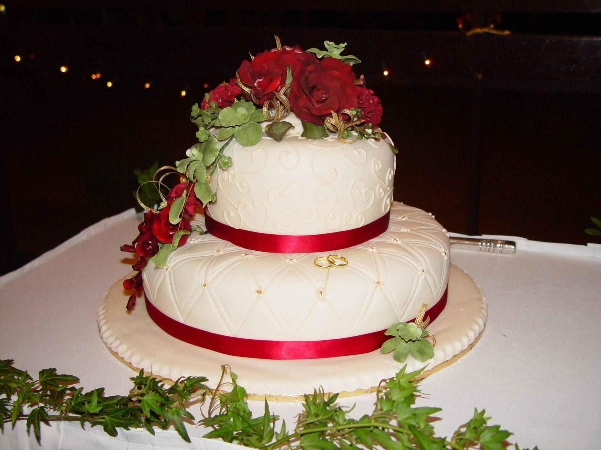 Red Rose Wedding Cake With Ribbon Wallpaper