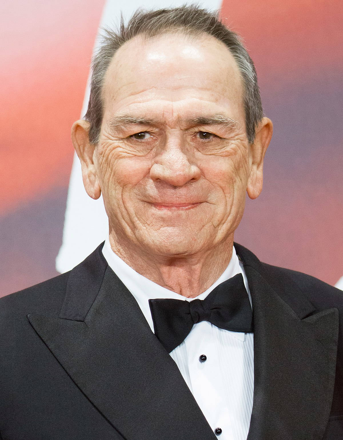 Renowned Actor Tommy Lee Jones With Wrinkled Face Wallpaper