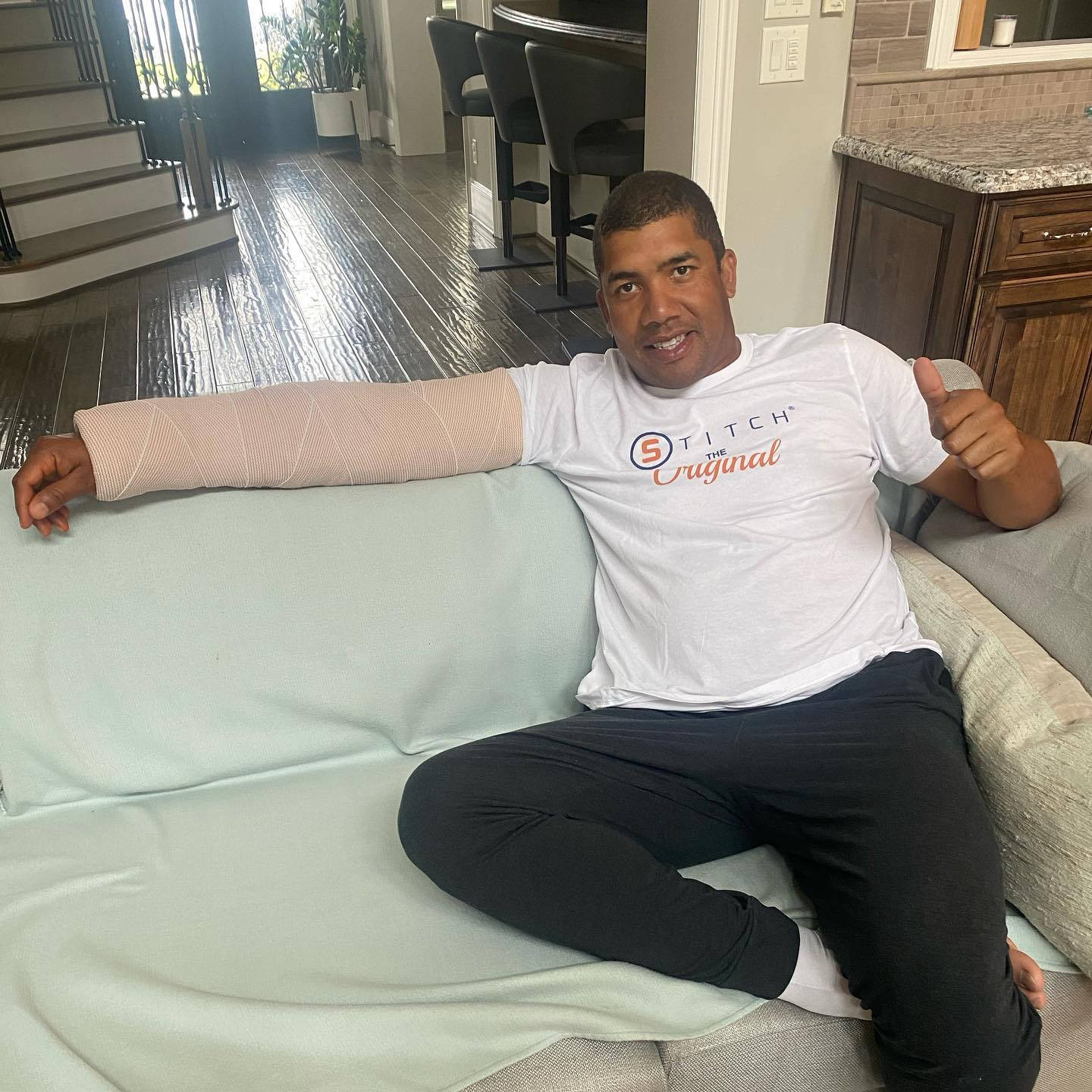 Resilient Jhonattan Vegas Giving Thumbs Up Despite The Injury Wallpaper