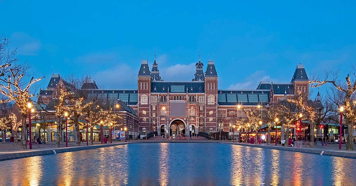 Rijksmuseum With Christmas Lights At Night Wallpaper