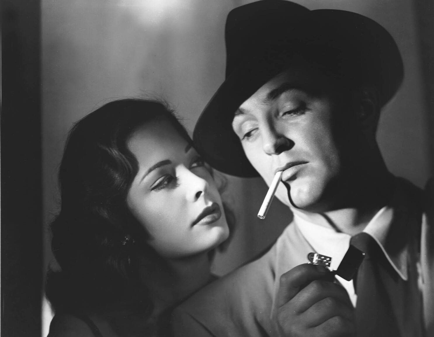 Robert Mitchum And Jane Greer Black And White Wallpaper