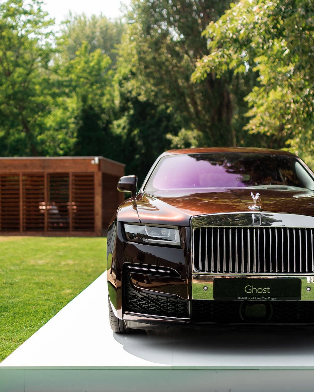 Rolls-royce 4k Phantom In Garden Wallpaper