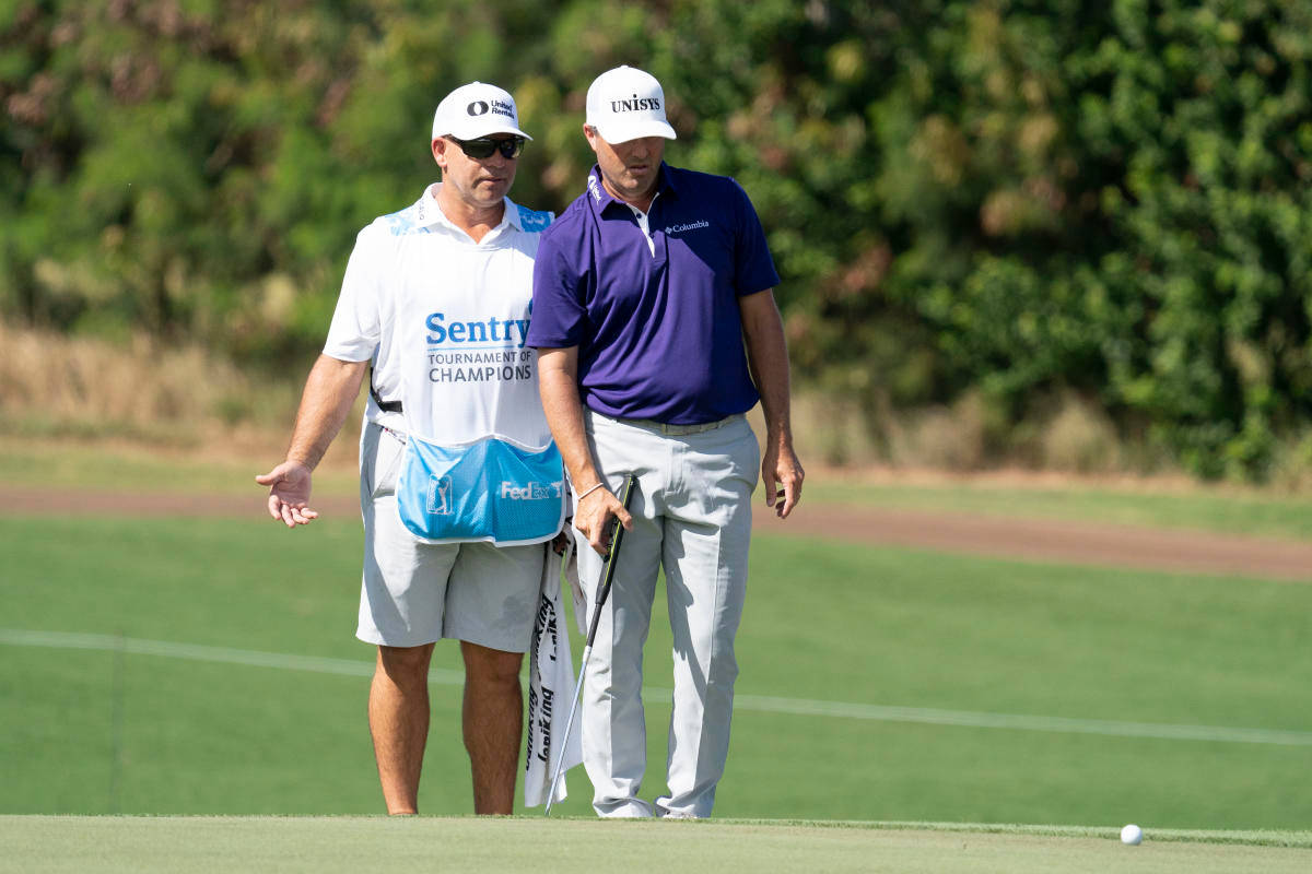 Ryan Palmer Observing Golf Ball Wallpaper