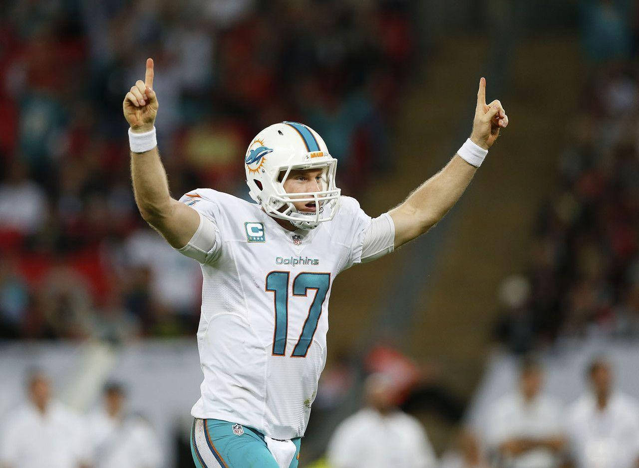 Ryan Tannehill Nfl Game Ponting Towards Sky Wallpaper