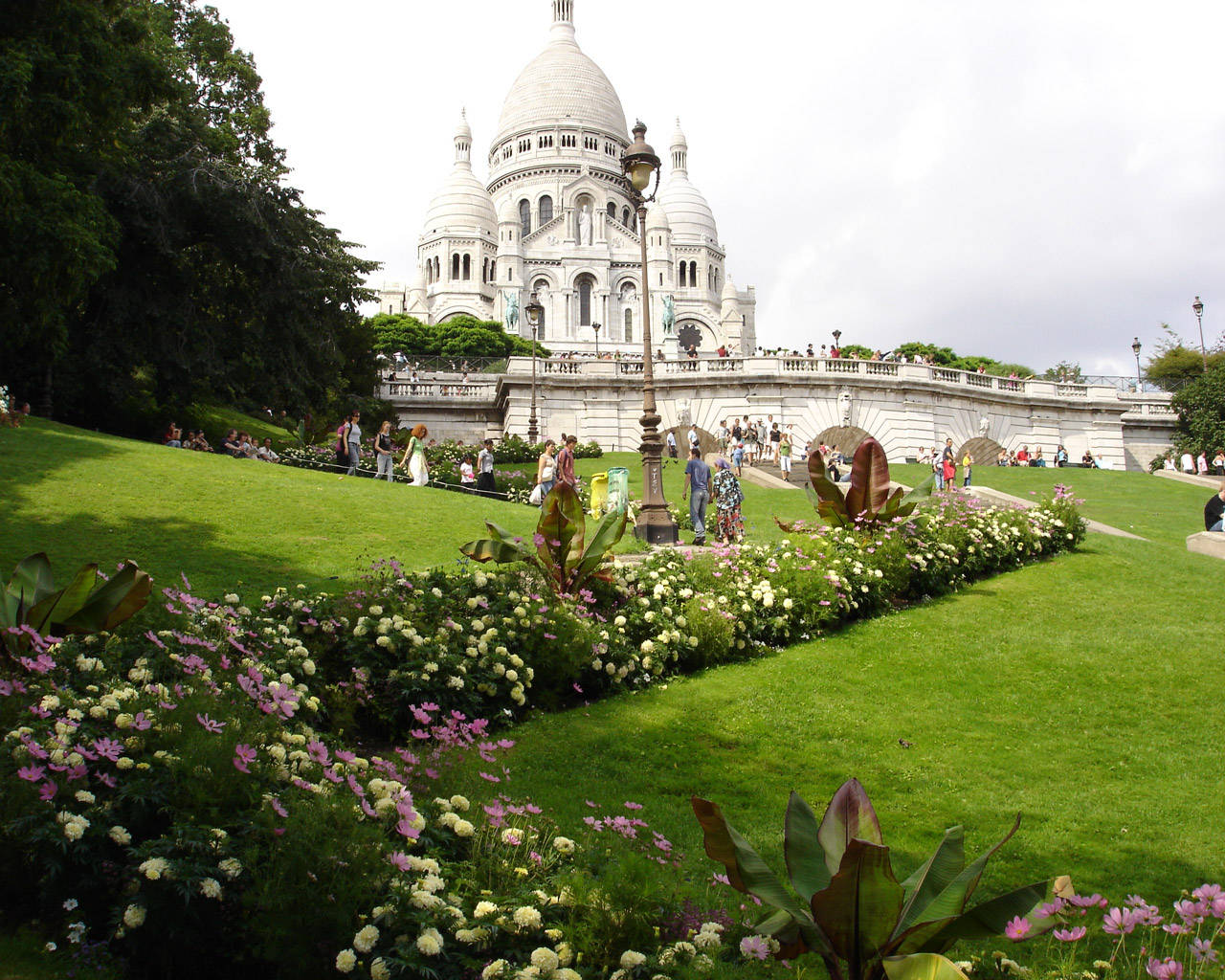 Sacre Coeur Basilica Garden Wallpaper