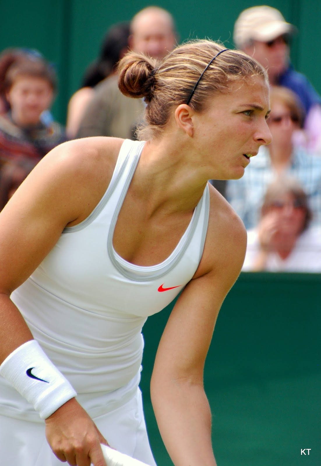 Sara Errani Preparing To Serve Tennis Wallpaper