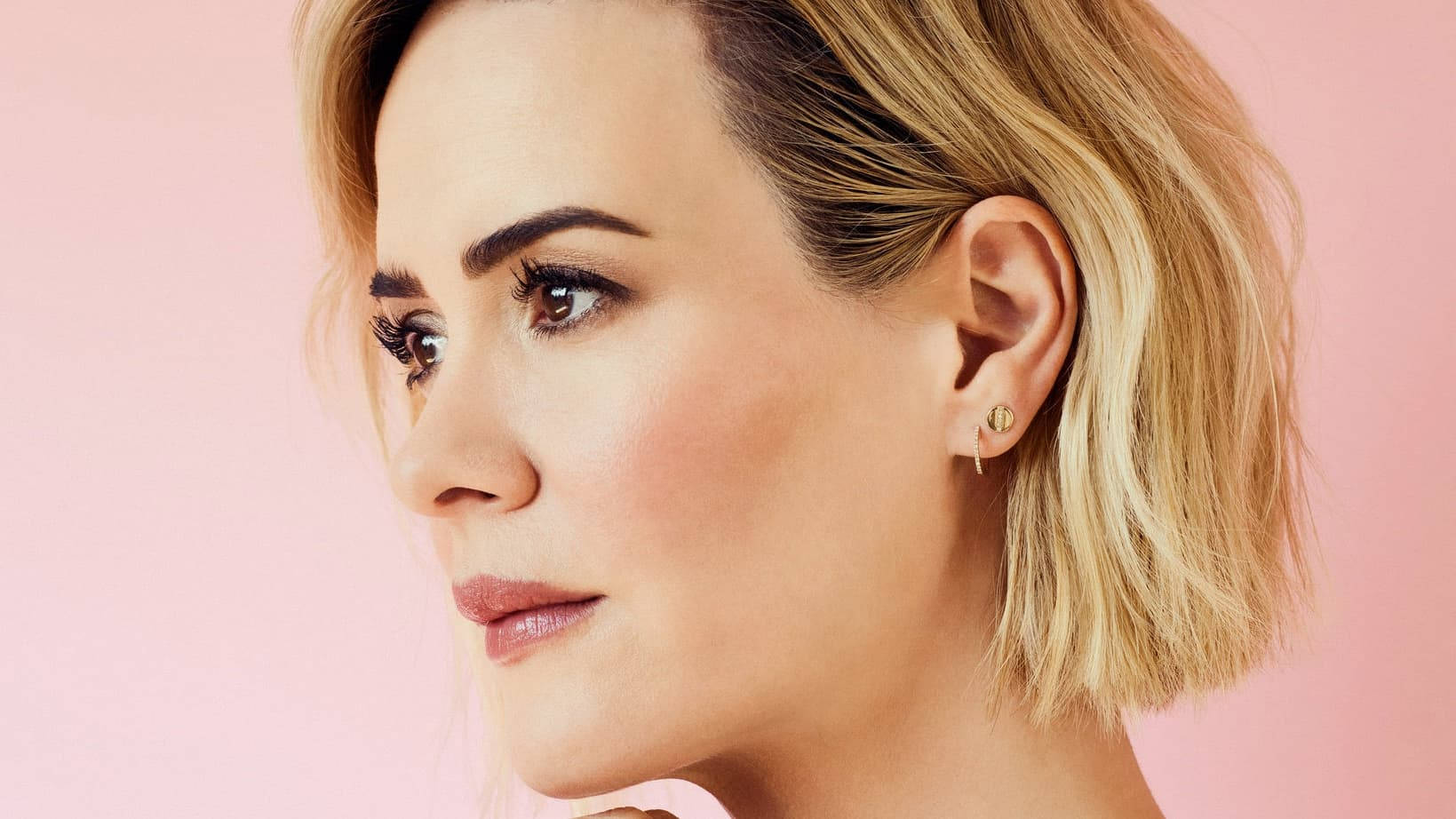 Sarah Paulson Aesthetic Pink Background Wallpaper