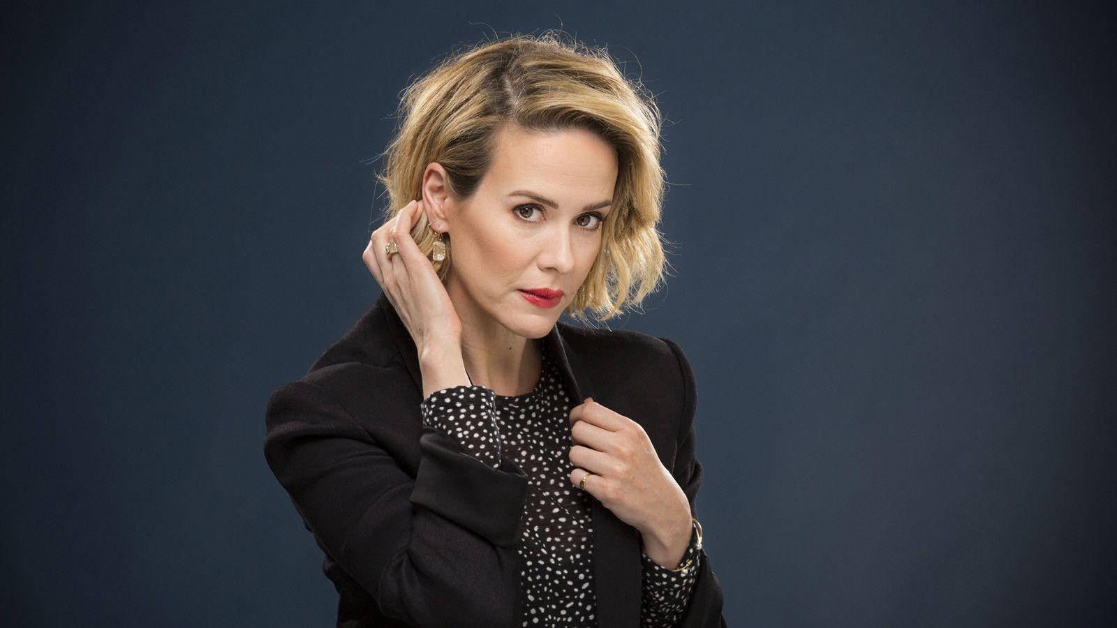 Sarah Paulson In Corporate Attire Wallpaper