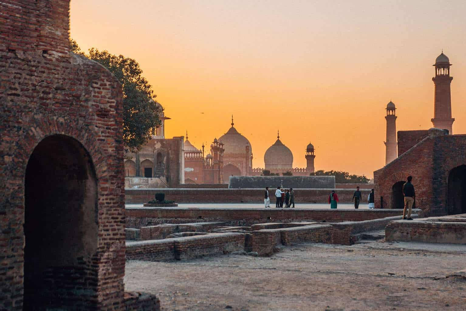 Scenic View Of A Beautiful Mosque In Lahore Wallpaper