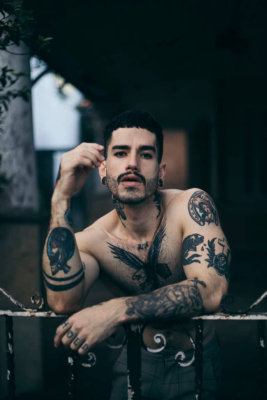 Shirtless Tattooed Guy Vignette Effect Wallpaper