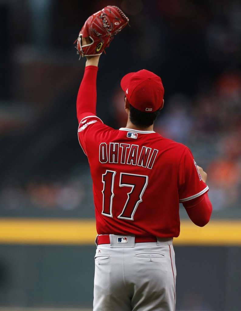 Shohei Ohtani Catching The Ball Wallpaper