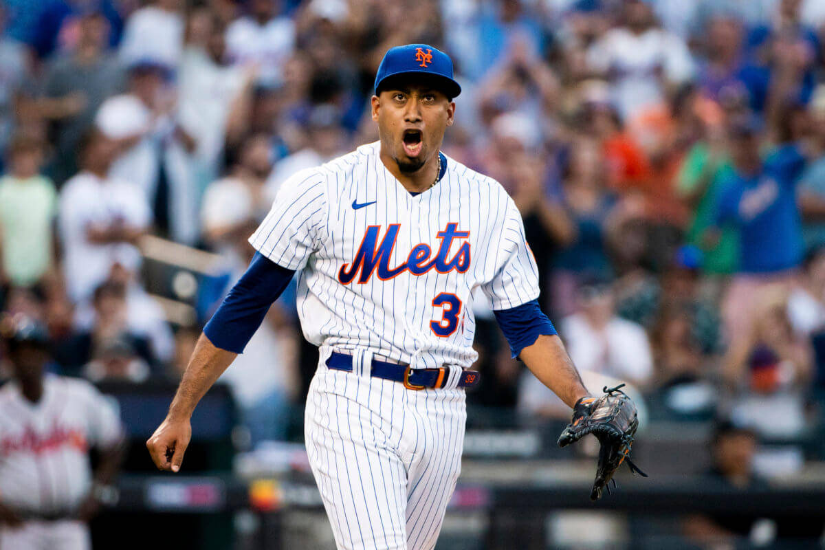 Shouting Edwin Diaz With Crowd Wallpaper