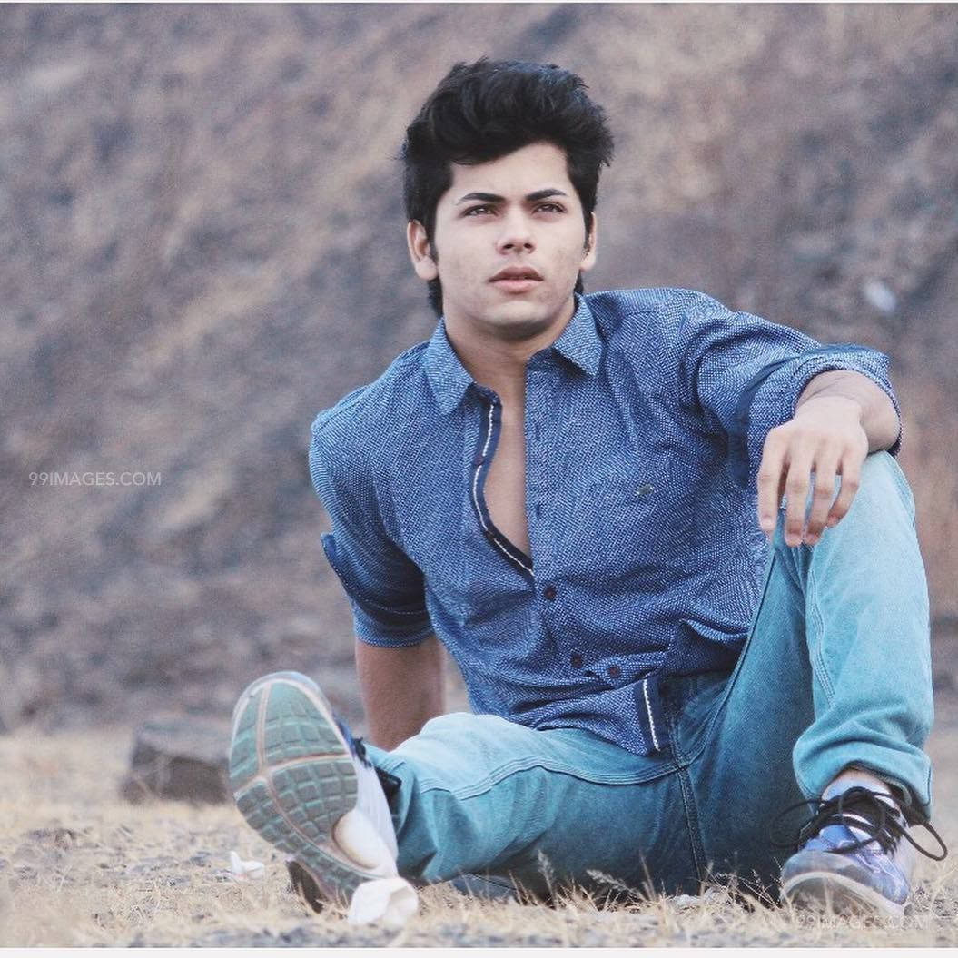 Siddharth Nigam On Ground Wallpaper