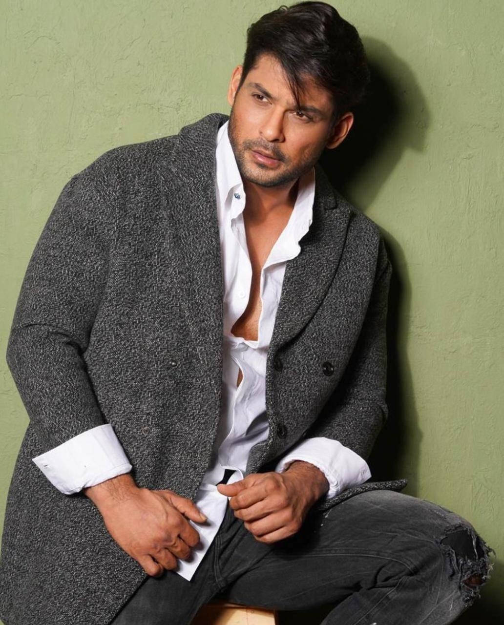 Sidharth Shukla In Gray Coat Wallpaper