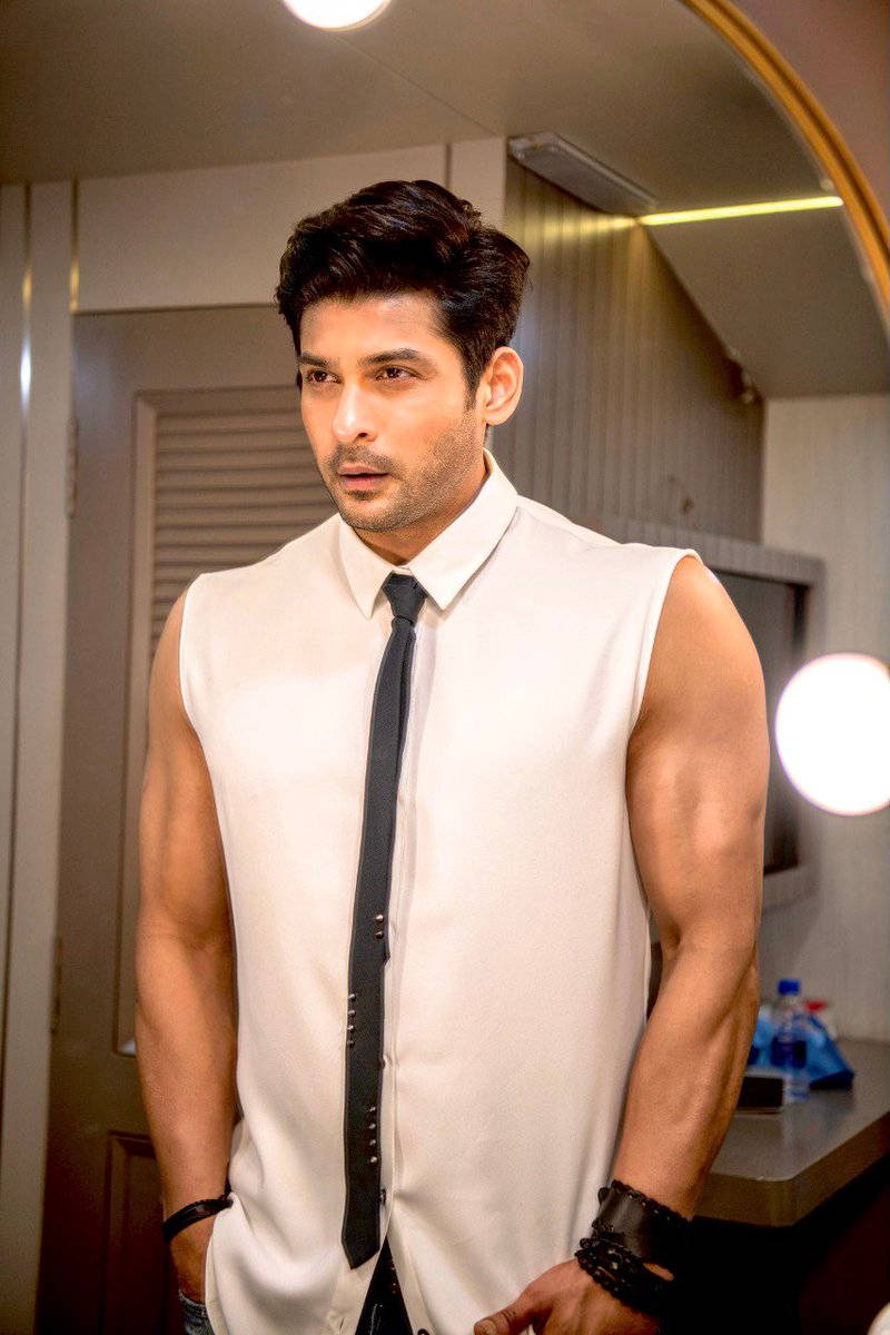 Sidharth Shukla In White Sleeveless Shirt Wallpaper