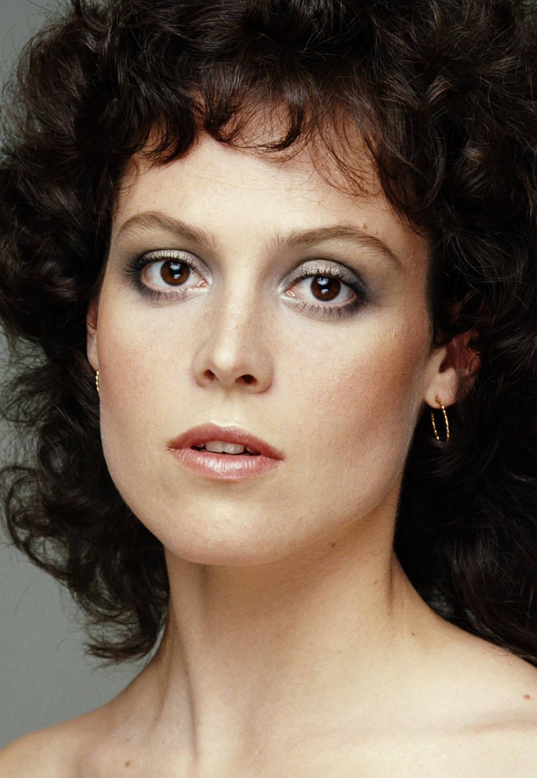 Sigourney Weaver 90s Makeup Wallpaper