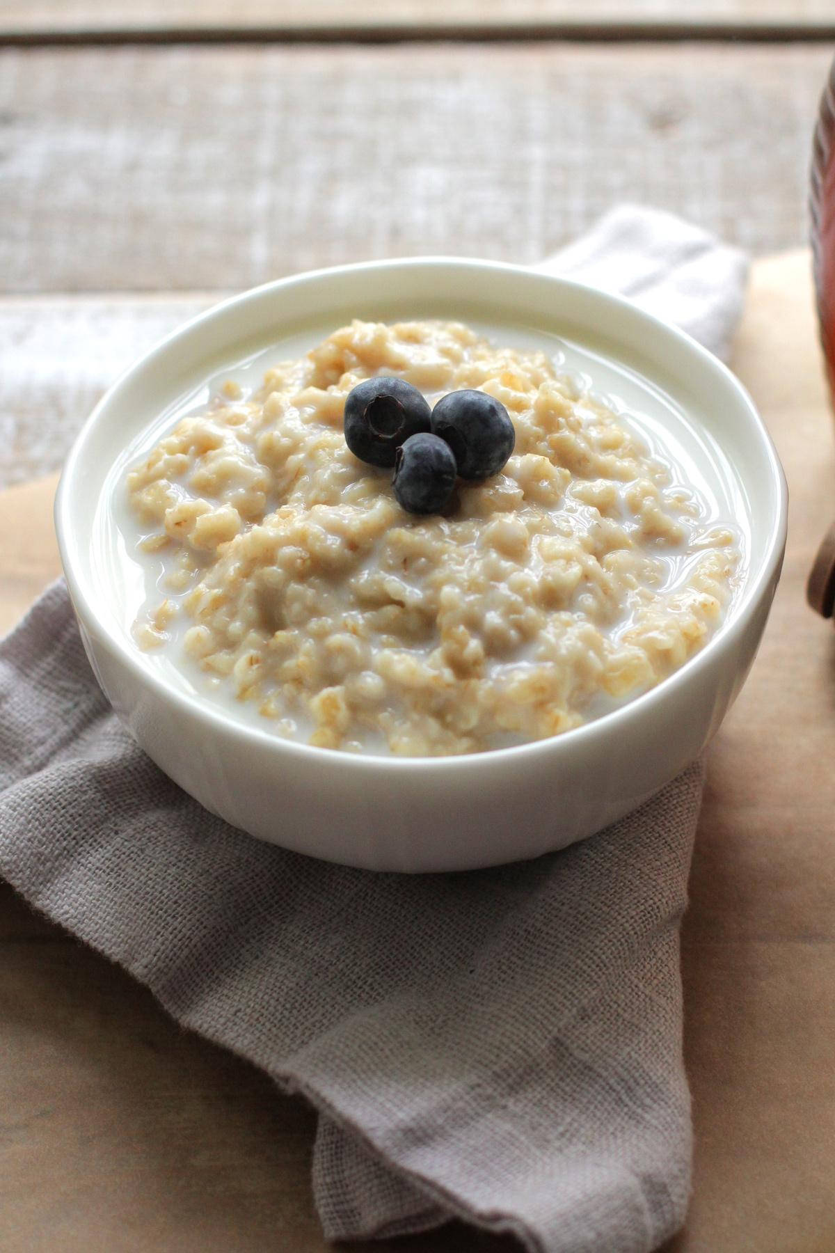 Simple Oatmeal Porridge Dish Wallpaper