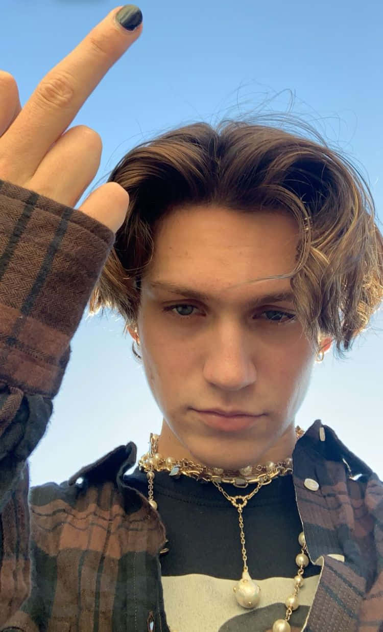 Singer Chase Hudson Dazzles Wallpaper