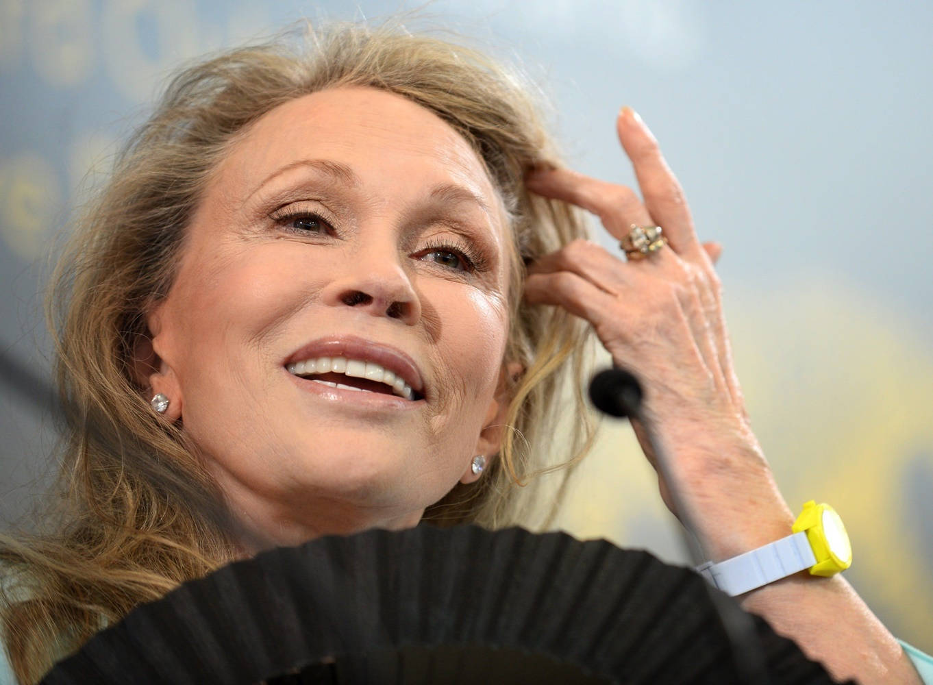 Smiling American Actress Faye Dunaway Wallpaper