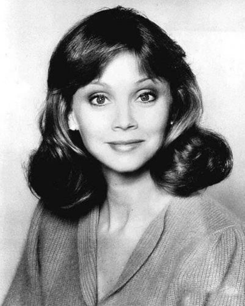 Smiling American Actress Shelley Long Portrait Wallpaper