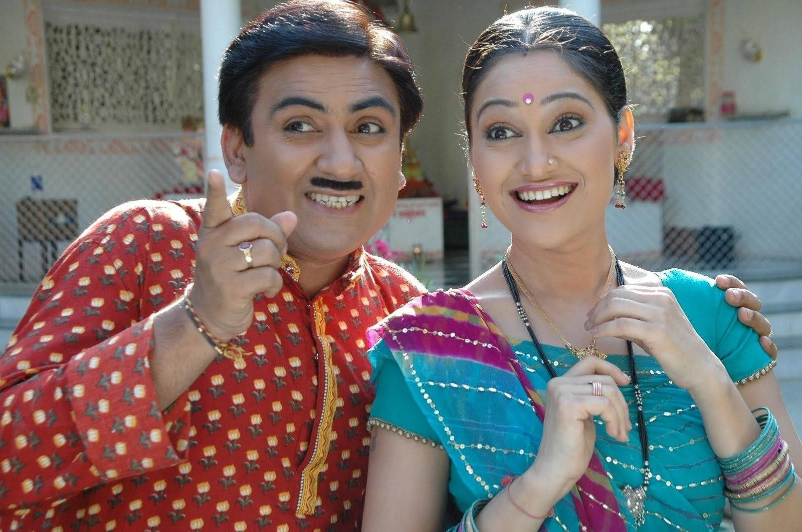 Smiling Jethalal And Dayaben Donning Vibrant Bandhani Attire Wallpaper