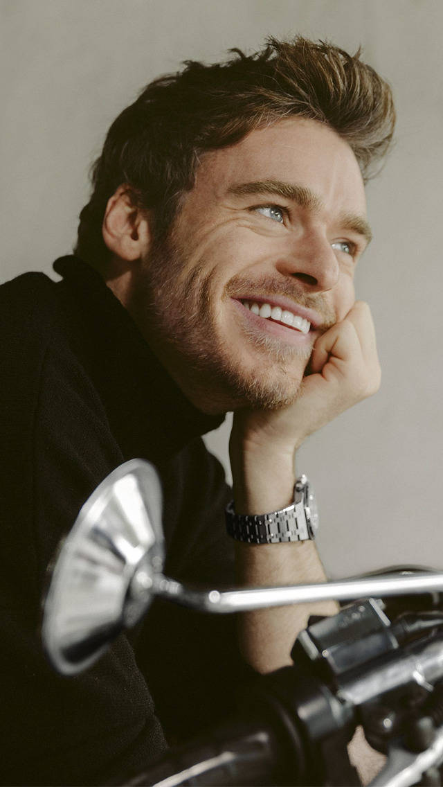 Smiling Richard Madden Wallpaper