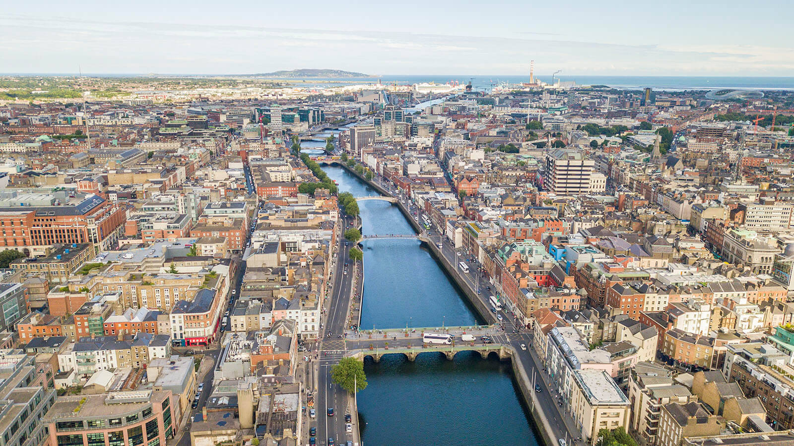 Sparkling Dublin River Center At Dusk Wallpaper