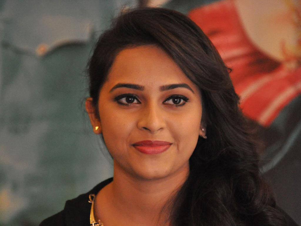 Sri Divya Posing Elegantly In A White Saree Wallpaper