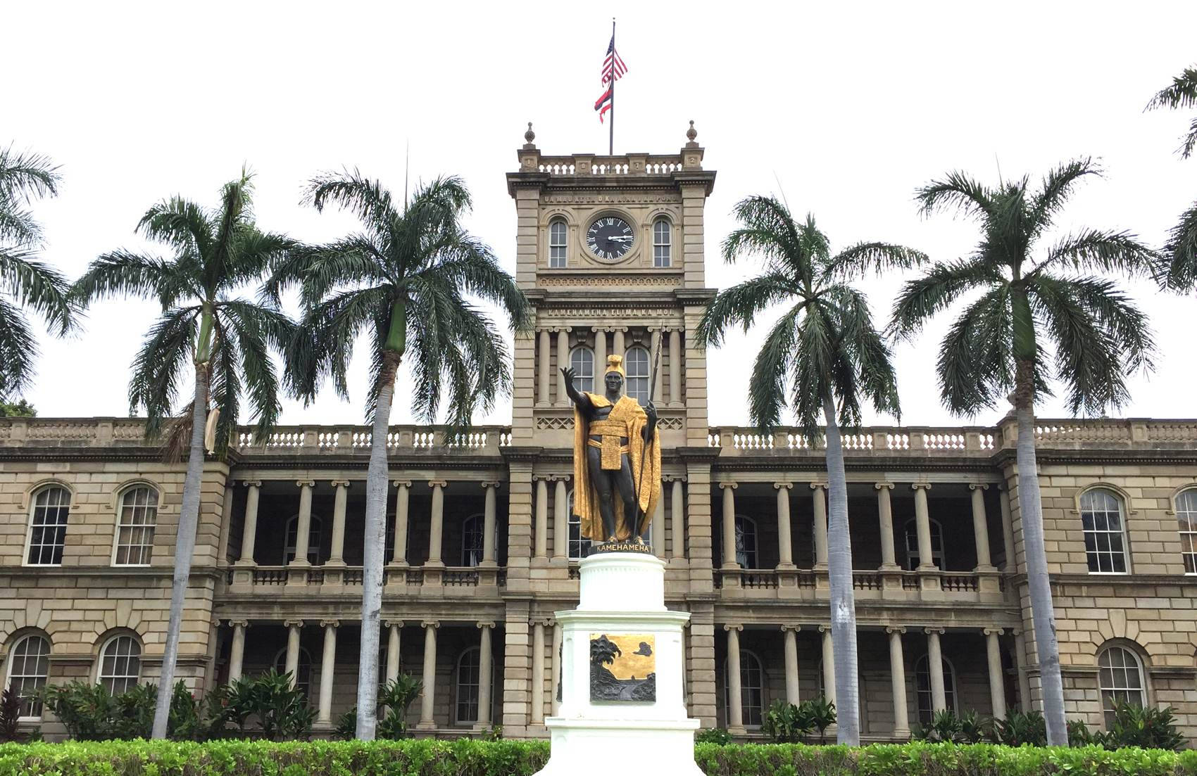 Statue In Iolani Palace Hd Wallpaper