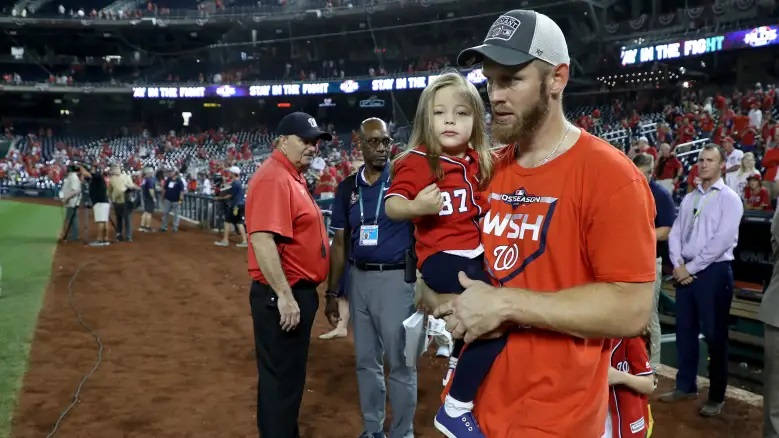 Stephen Strasburg With His Lovely Daughter Wallpaper