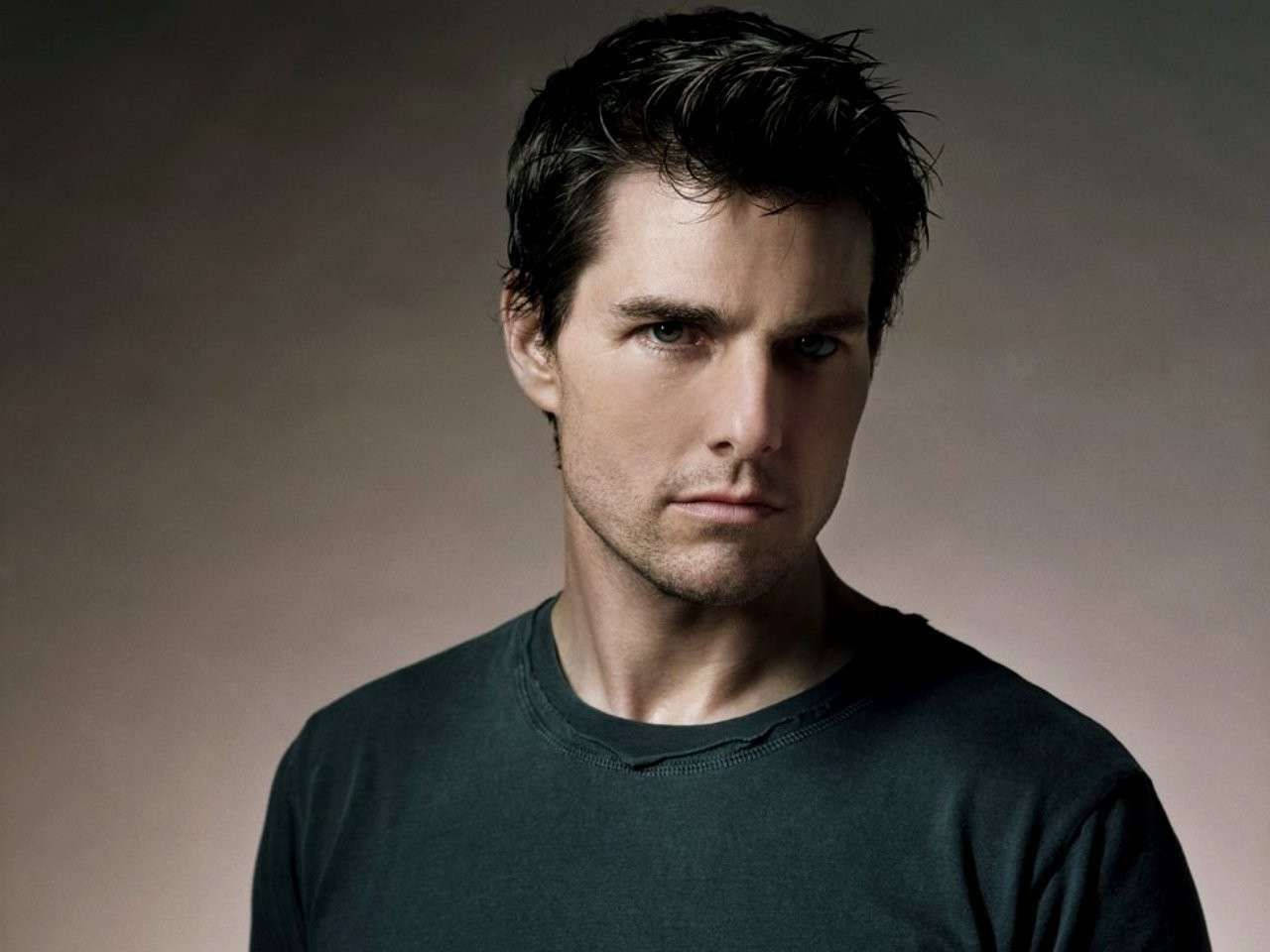 Stern Tom Cruise Wallpaper